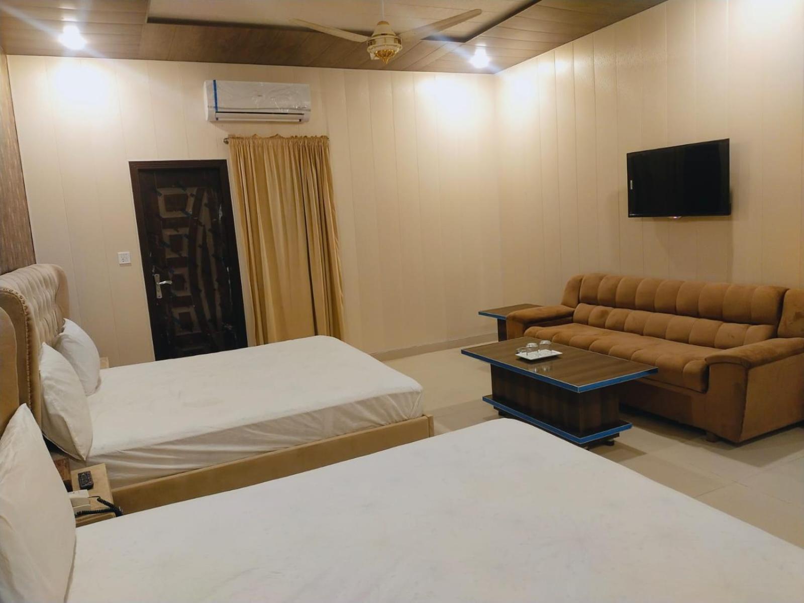 Royal Fort Executive Hotel Gulberg 라호르 객실 사진