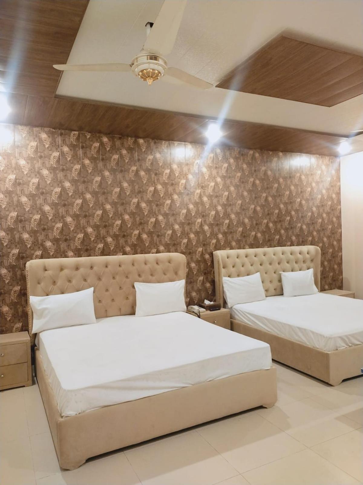 Royal Fort Executive Hotel Gulberg 라호르 객실 사진