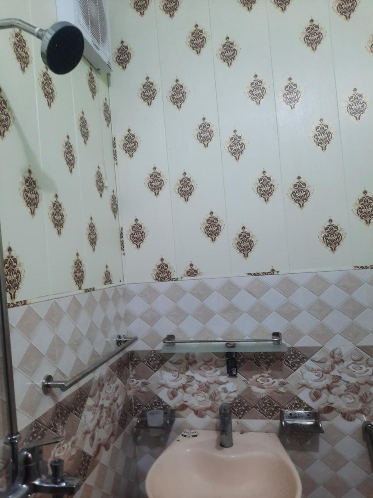 Royal Fort Executive Hotel Gulberg 라호르 객실 사진