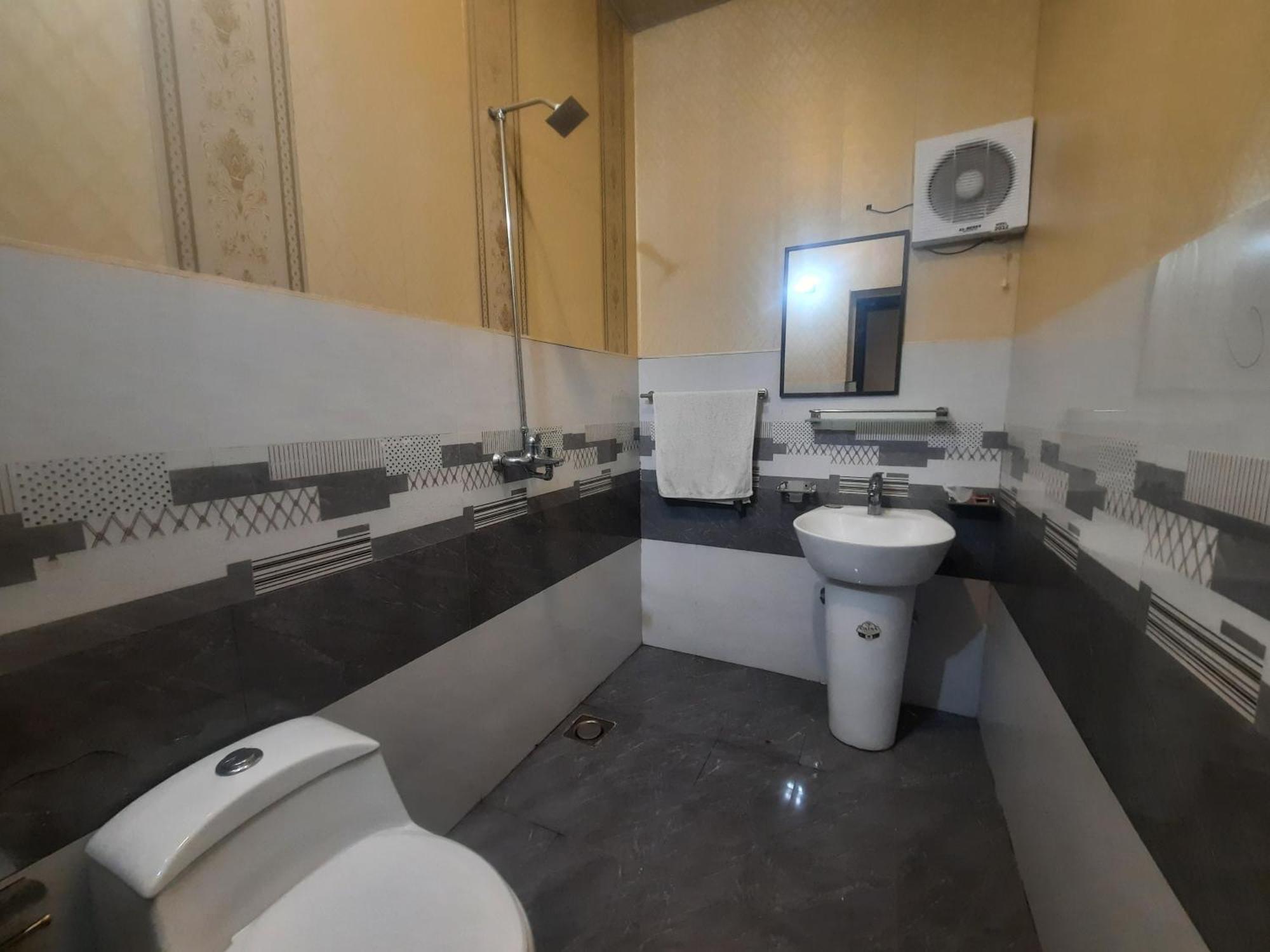 Royal Fort Executive Hotel Gulberg 라호르 객실 사진
